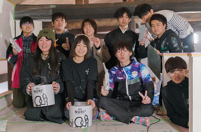 yori-tokoさまのWSに参加した学生とDIY漆喰の缶